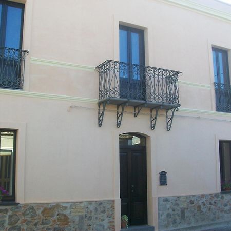 Is Scabas Guestrooms Solarussa Extérieur photo