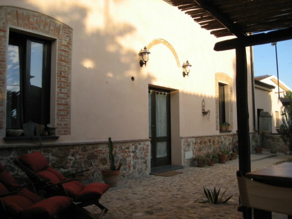 Is Scabas Guestrooms Solarussa Extérieur photo