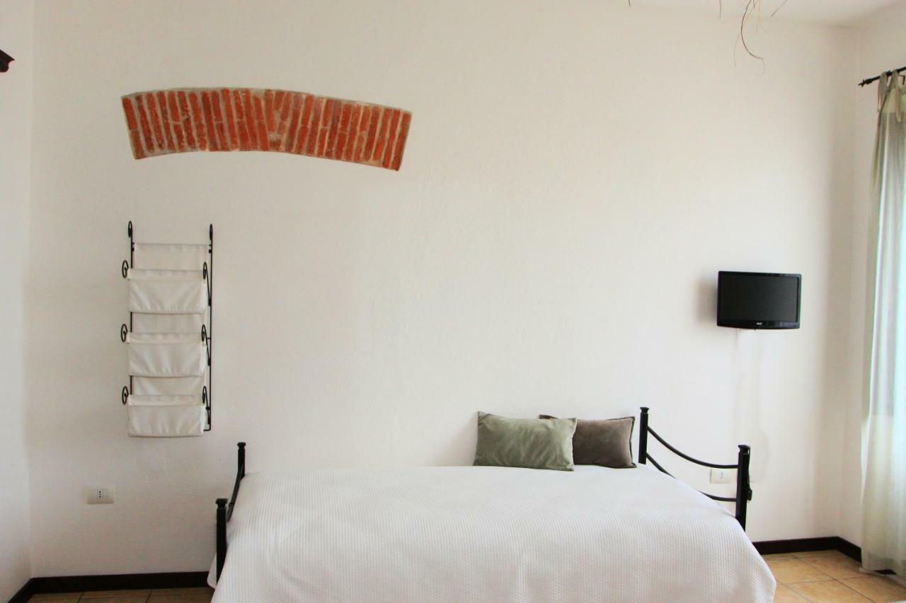 Is Scabas Guestrooms Solarussa Extérieur photo